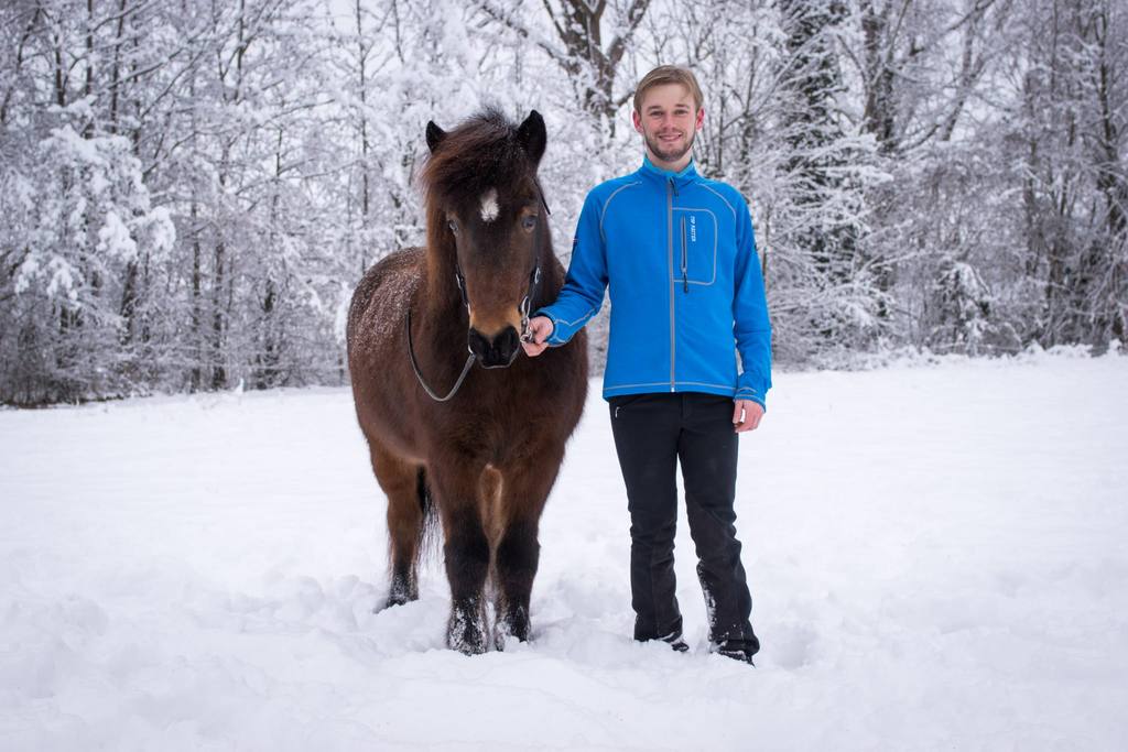 Simon Urban in der pferdegestützten Begleitung mit einem Islandpferd